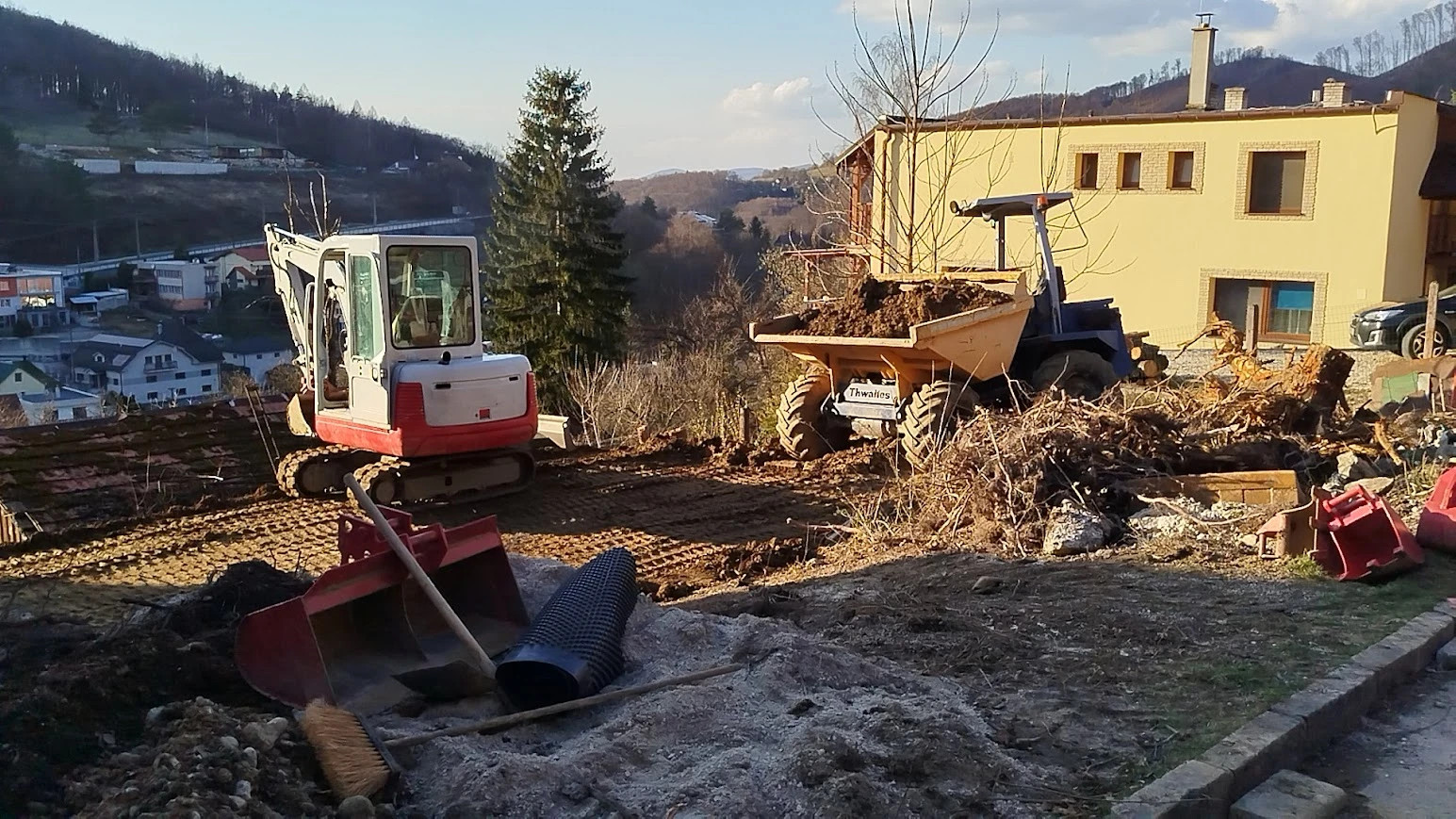 Zemné práce Nové Mesto nad Váhom – výkopové práce bagrom a minibagrom, príprava základov, úpravy terénu a dovoz materiálu. Rumana – odborník na zemné a stavebné práce v Novom Meste nad Váhom a okolí.