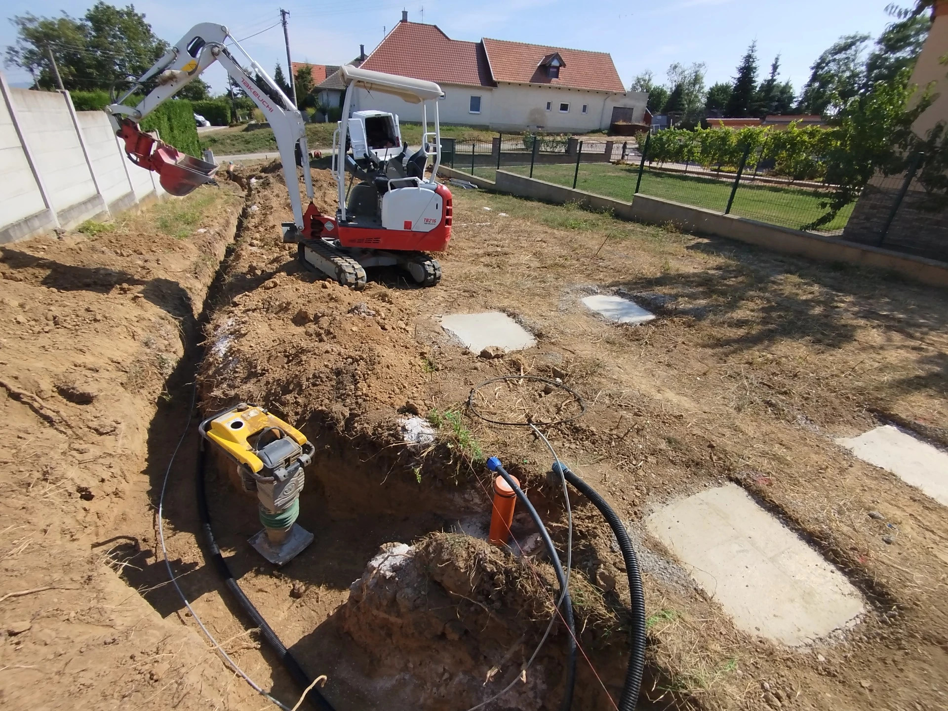 Zemní práce Valašské Meziříčí – profesionální výkopové a stavební práce bagrem a minibagrem, úpravy pozemků a příprava základů. Rumana – spolehlivý partner pro zemní a výkopové práce ve Valašském Meziříčí a okolí.