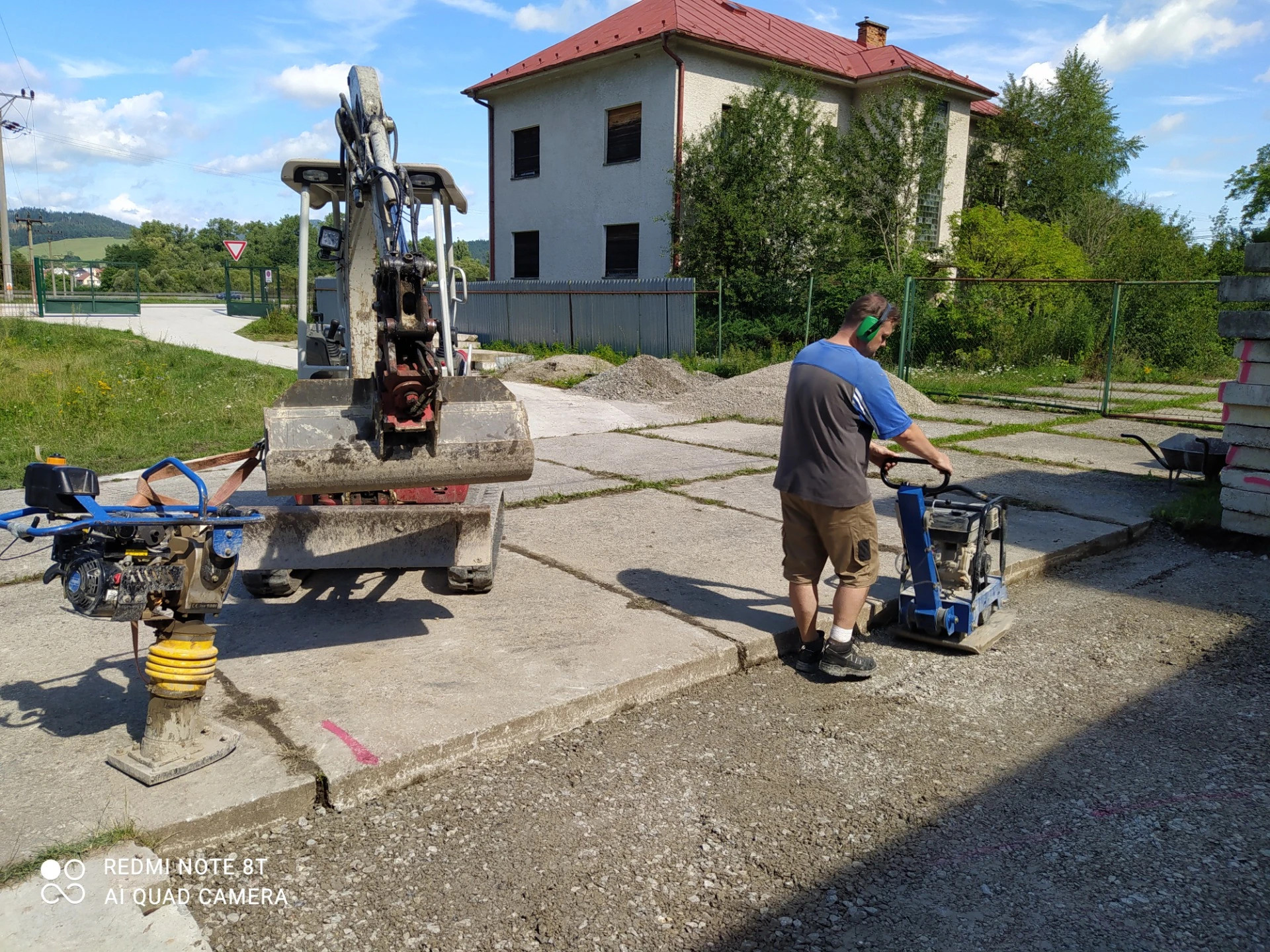 Zemní práce Beroun – profesionální výkopové a stavební práce bagrem a minibagrem, úpravy terénu a příprava základů. Rumana – spolehlivý partner pro zemní a výkopové práce v Berouně a okolí.