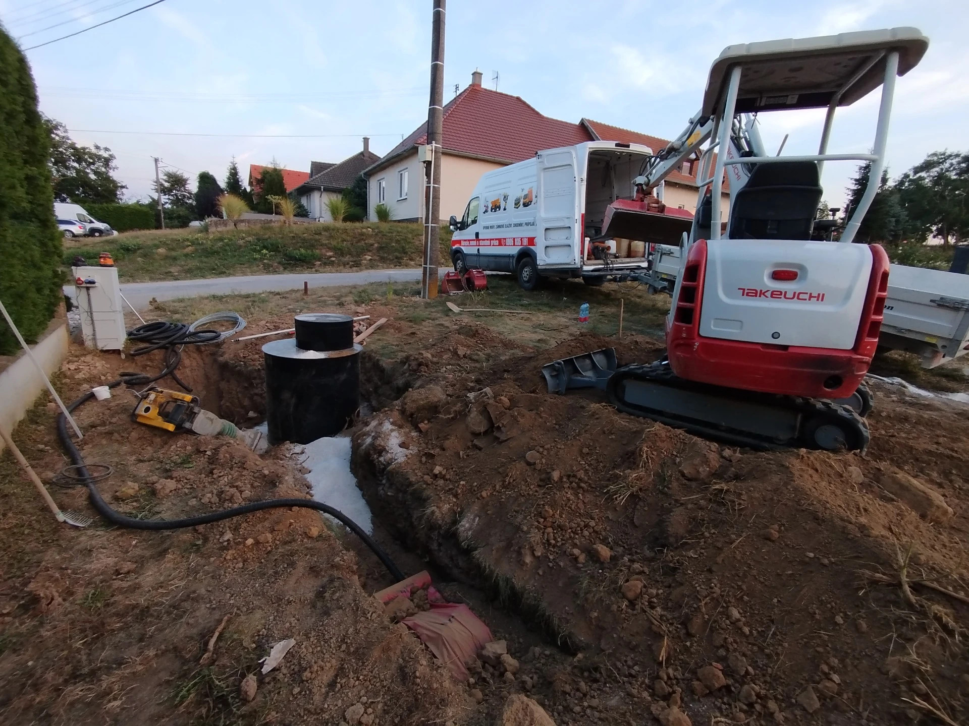 Profesionální zemní práce a výkopové služby bagrem a minibagrem, úpravy pozemků a příprava základů – Rumana, spolehlivý partner pro projekty po celé České republice.