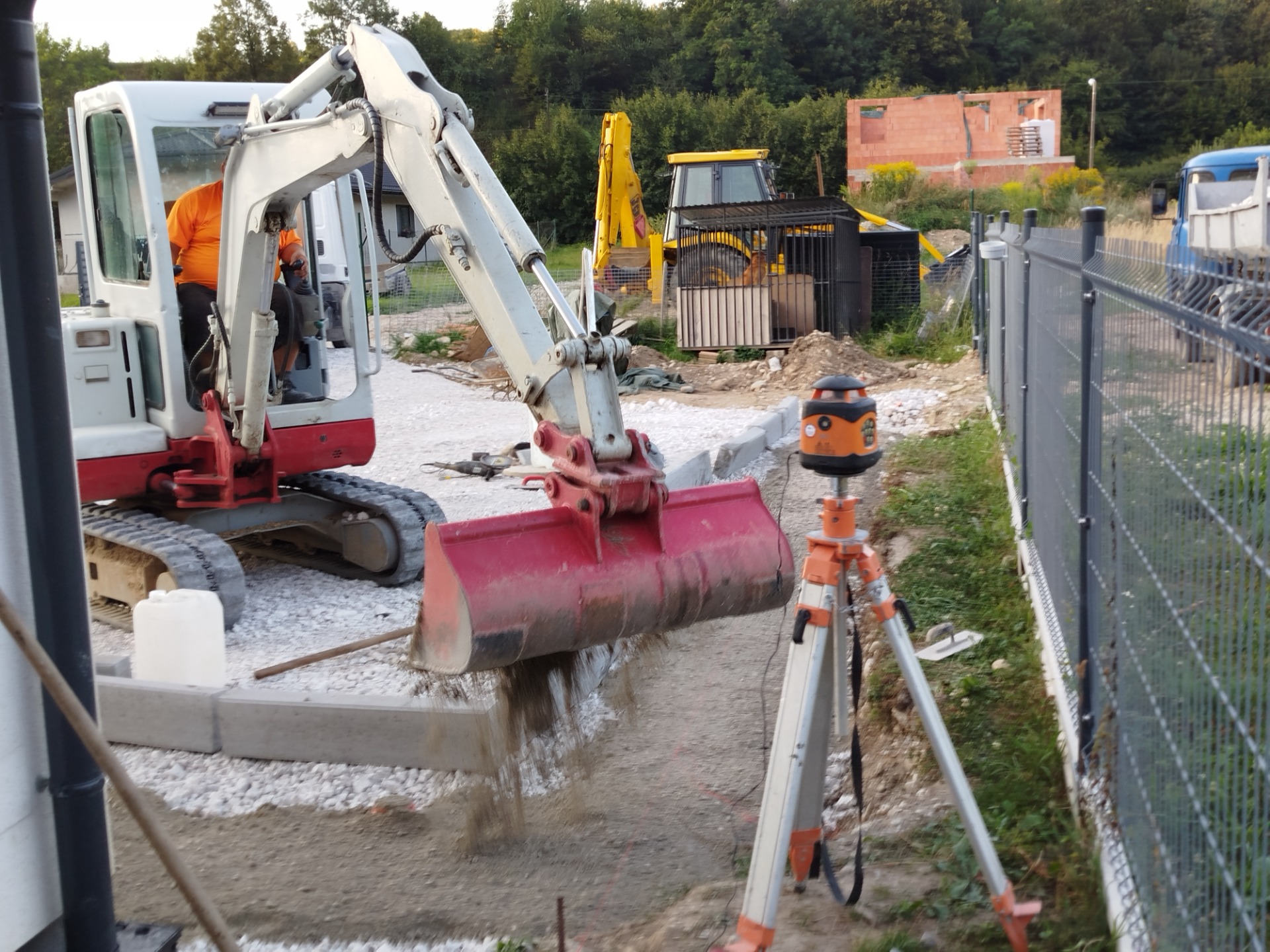 Bager pri úprave terénu pre rodinný dom