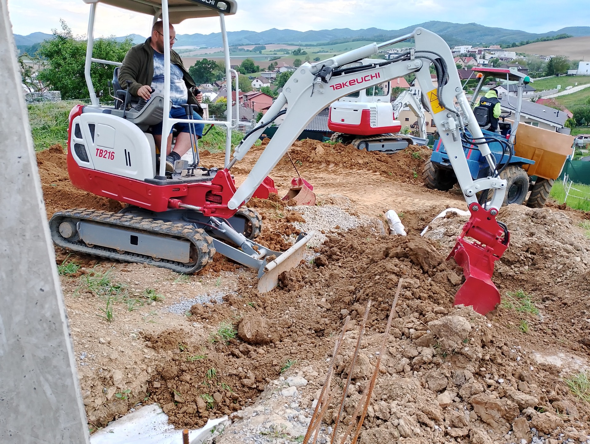 Profesionálne zemné práce Nové Zámky – výkopy minibagrom, príprava základov, terénne úpravy a dovoz materiálu. Rumana – spoľahlivý partner pre stavby a výkopové práce v Nových Zámkoch a okolí.