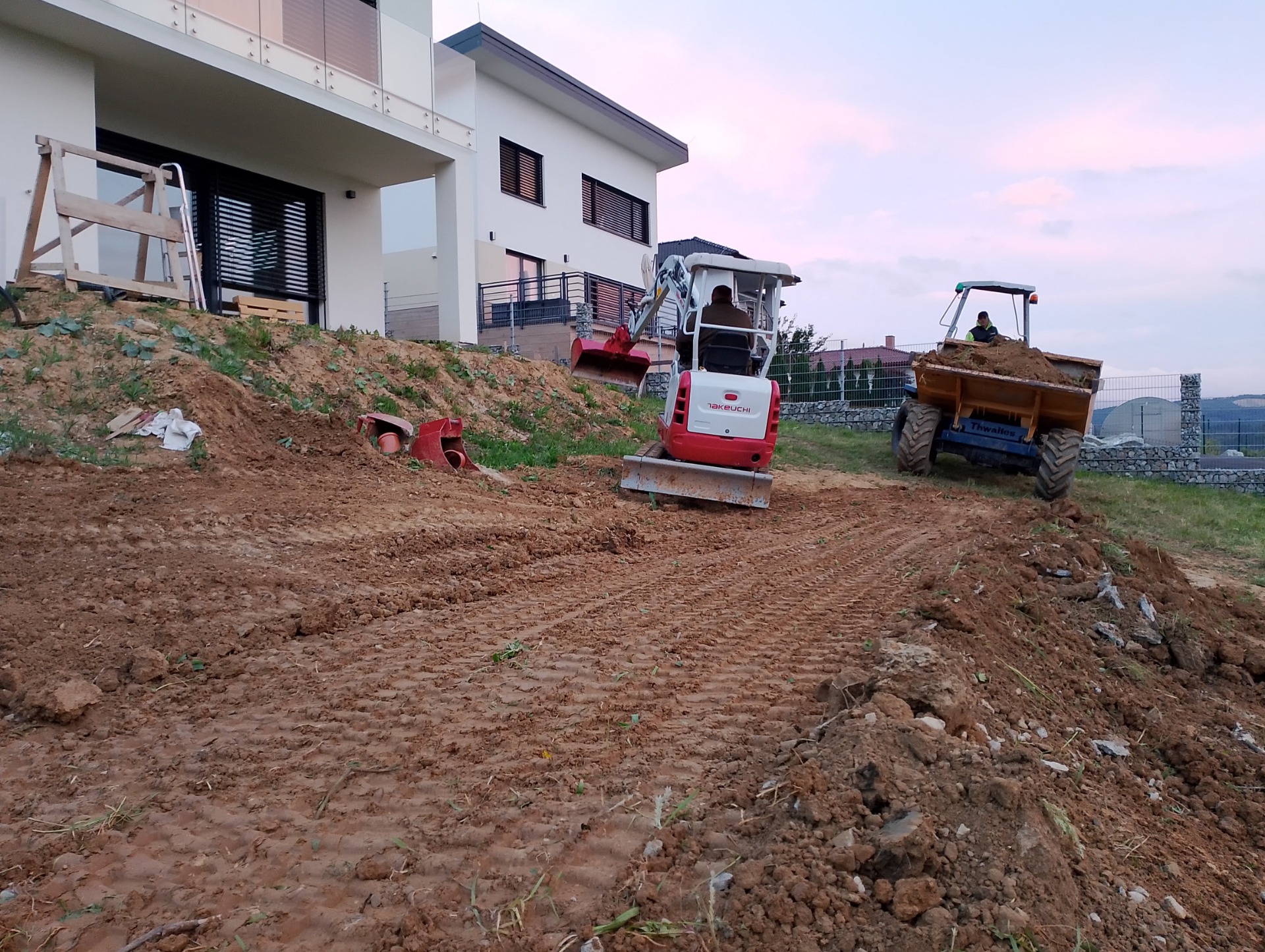 Profesionálne zemné práce Komárno – výkopy minibagrom, príprava základov, terénne úpravy a dovoz materiálu. Rumana – spoľahlivý partner pre stavby a výkopové práce v Komárne a okolí.