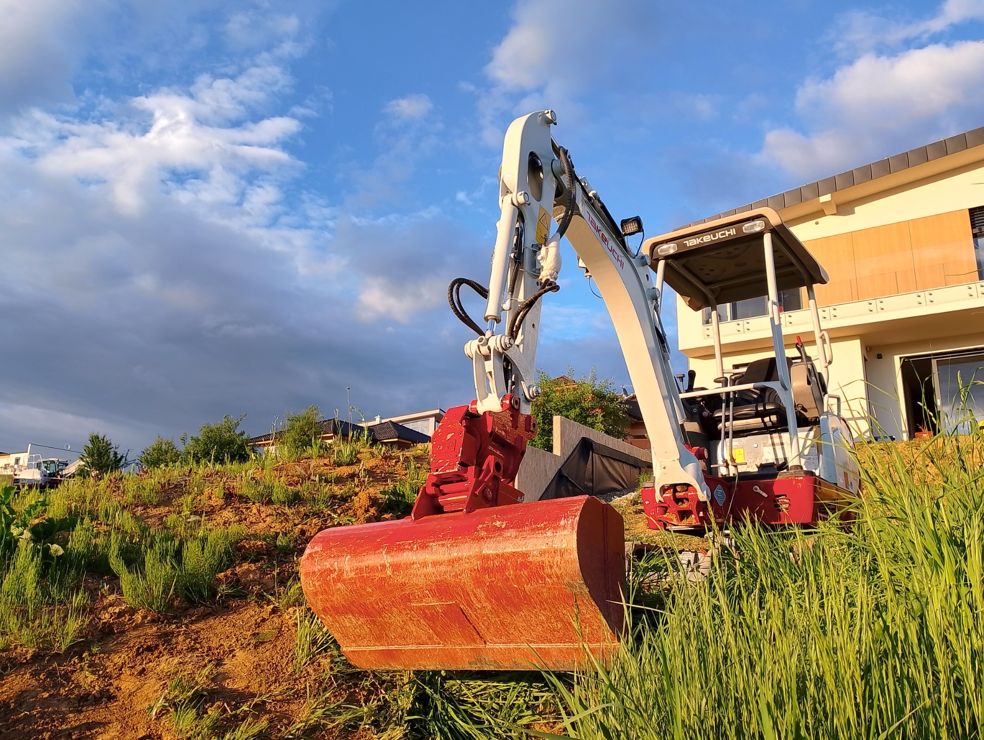 Profesionálne zemné práce Levice – výkopy minibagrom, príprava základov, terénne úpravy a dovoz materiálu. Rumana – spoľahlivý partner pre stavby a výkopové práce v Leviciach a okolí.