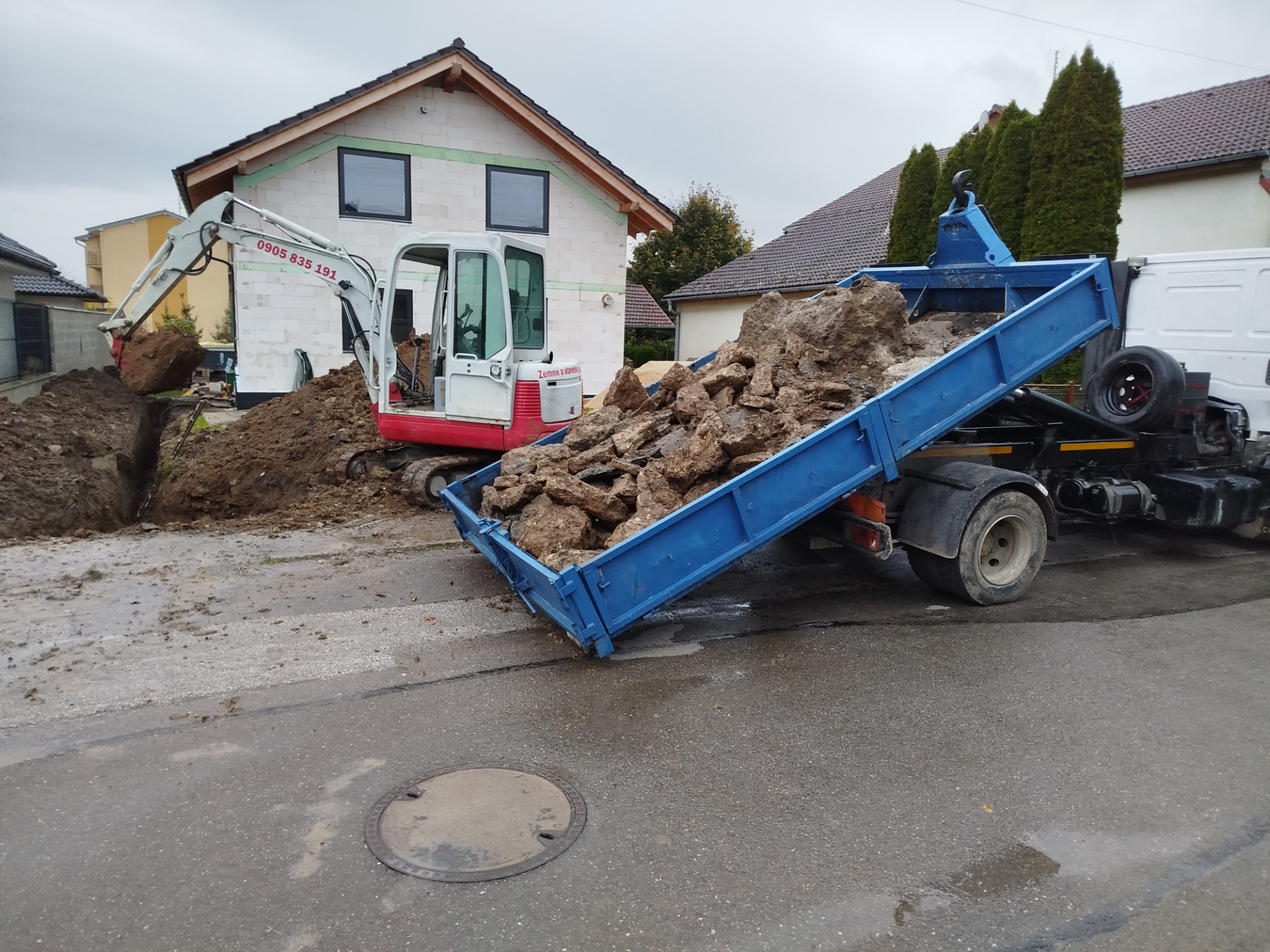 Profesionálne zemné práce Banská Bystrica – výkopy minibagrom, príprava základov, terénne úpravy a dovoz materiálu. Rumana – spoľahlivý partner pre stavby a výkopové práce v Banskej Bystrici a okolí.