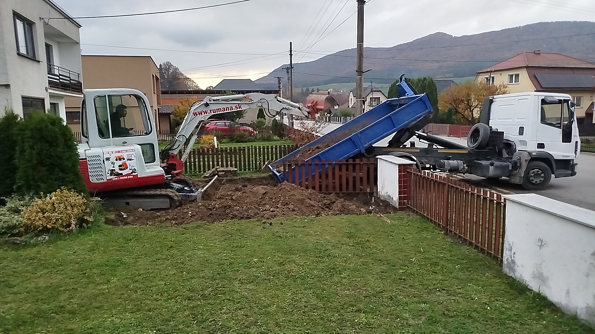 Profesionálne zemné práce Lučenec – výkopy minibagrom, príprava základov, terénne úpravy a dovoz materiálu. Rumana – spoľahlivý partner pre stavby a výkopové práce v Lučenci a okolí.