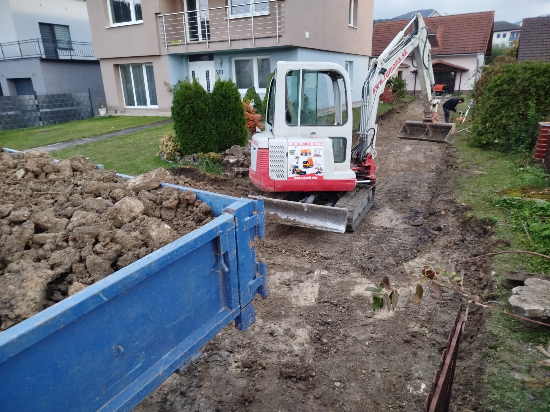 Profesionálne zemné práce Žiar nad Hronom – výkopy minibagrom, príprava základov, terénne úpravy a dovoz materiálu. Rumana – spoľahlivý partner pre stavby a výkopové práce v Žiari nad Hronom a okolí.