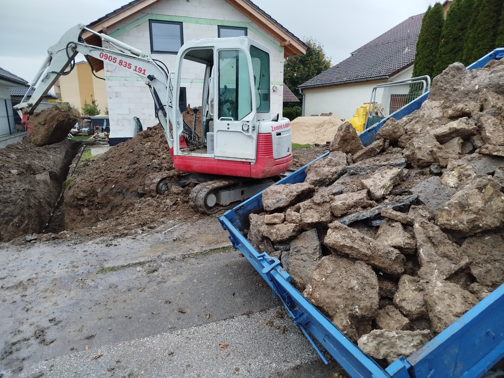 Profesionálne zemné práce Banská Štiavnica – výkopy minibagrom, príprava základov, terénne úpravy a dovoz materiálu. Rumana – spoľahlivý partner pre stavby a výkopové práce v Banskej Štiavnici a okolí.