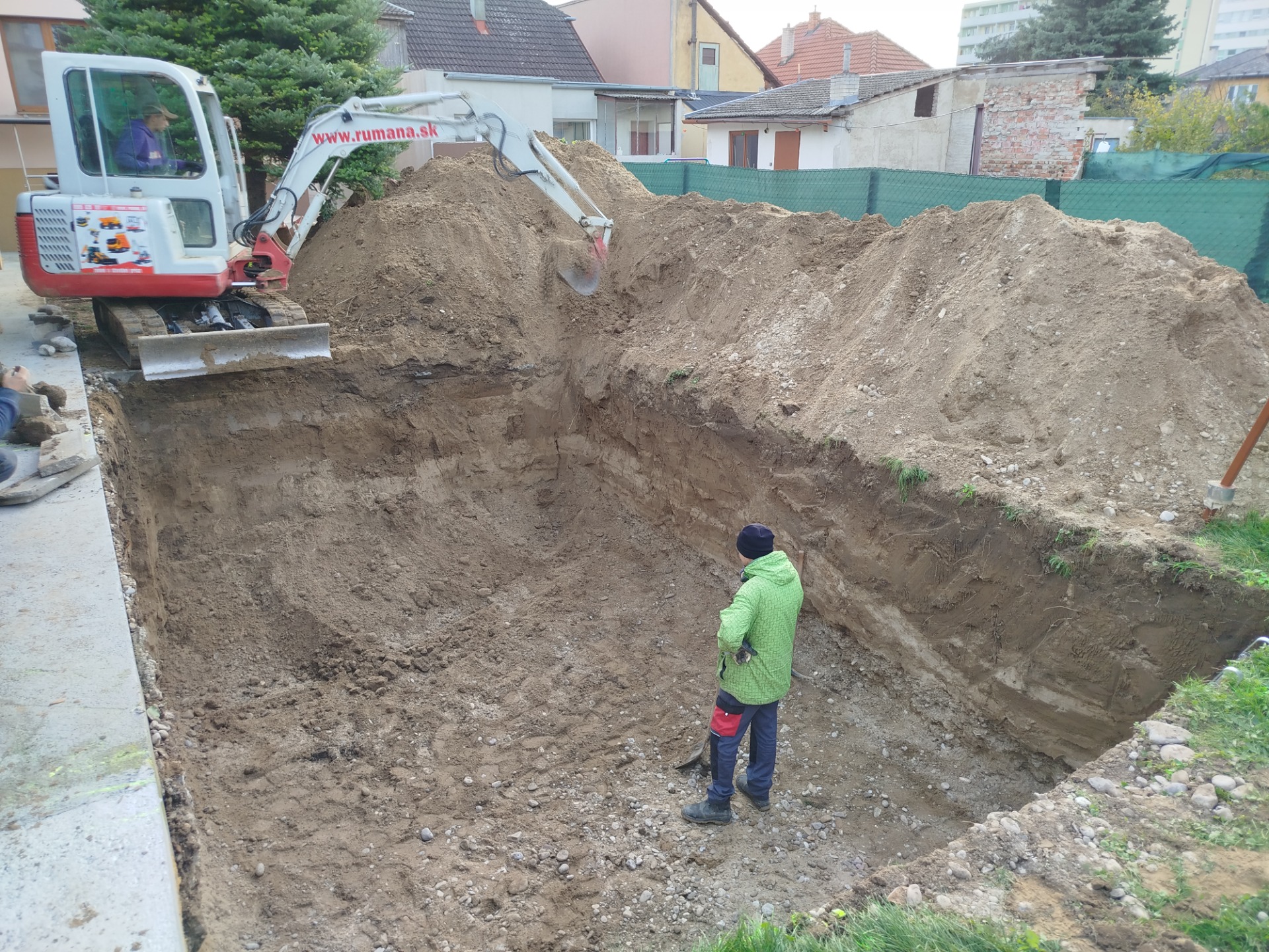 Naša spoločnosť Rumana zabezpečuje profesionálne zemné práce, výkopové práce, dovoz hliny a úpravy terénu prakticky kdekoľvek na Slovensku.