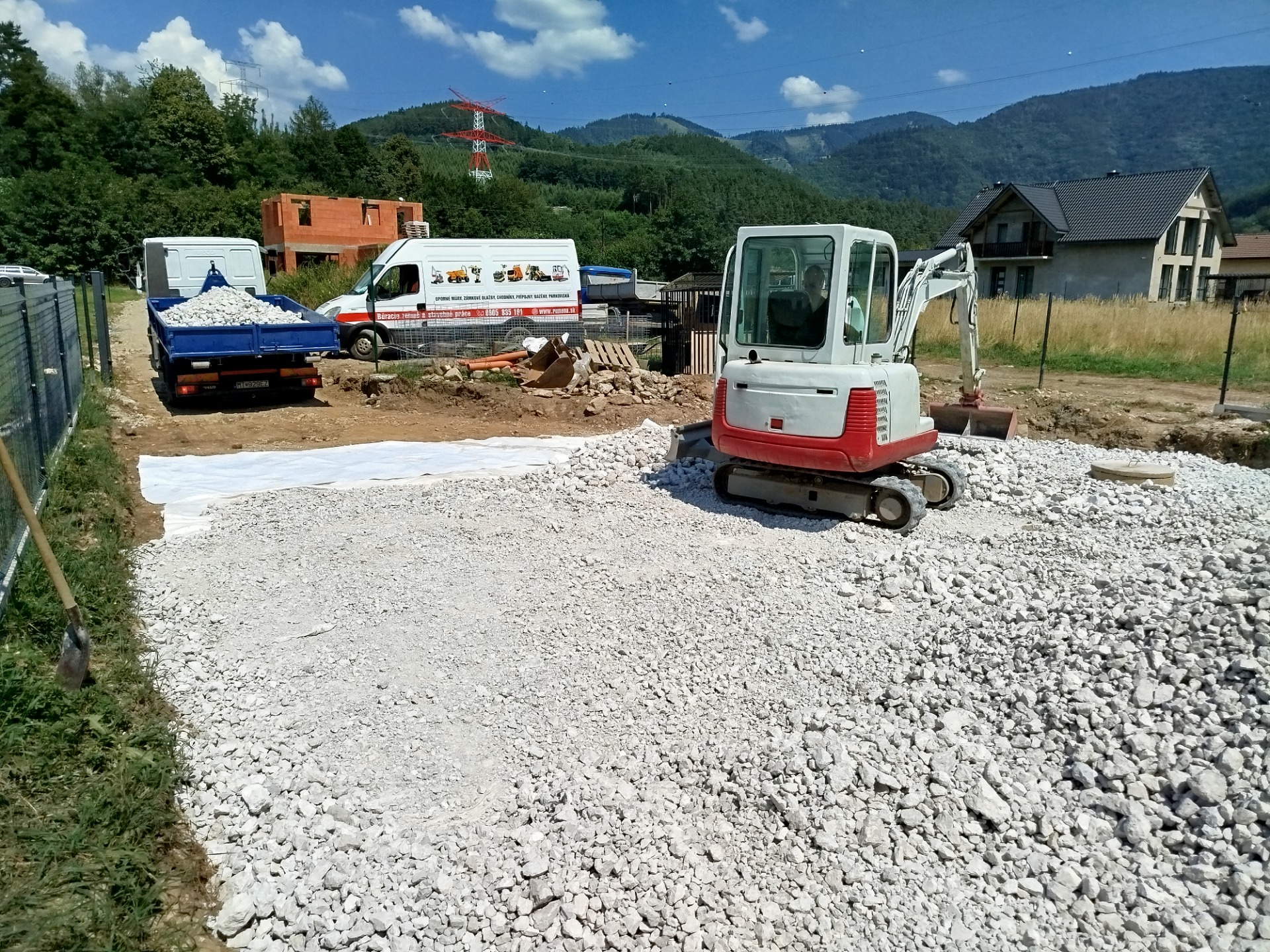 Profesionální zemní práce a stavební služby na klíč Praha – bager, minibagr a stavební tým při realizaci projektu