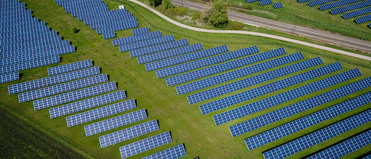 Instalace fotovoltaické elektrárny a příprava pozemku pomocí zemních prací