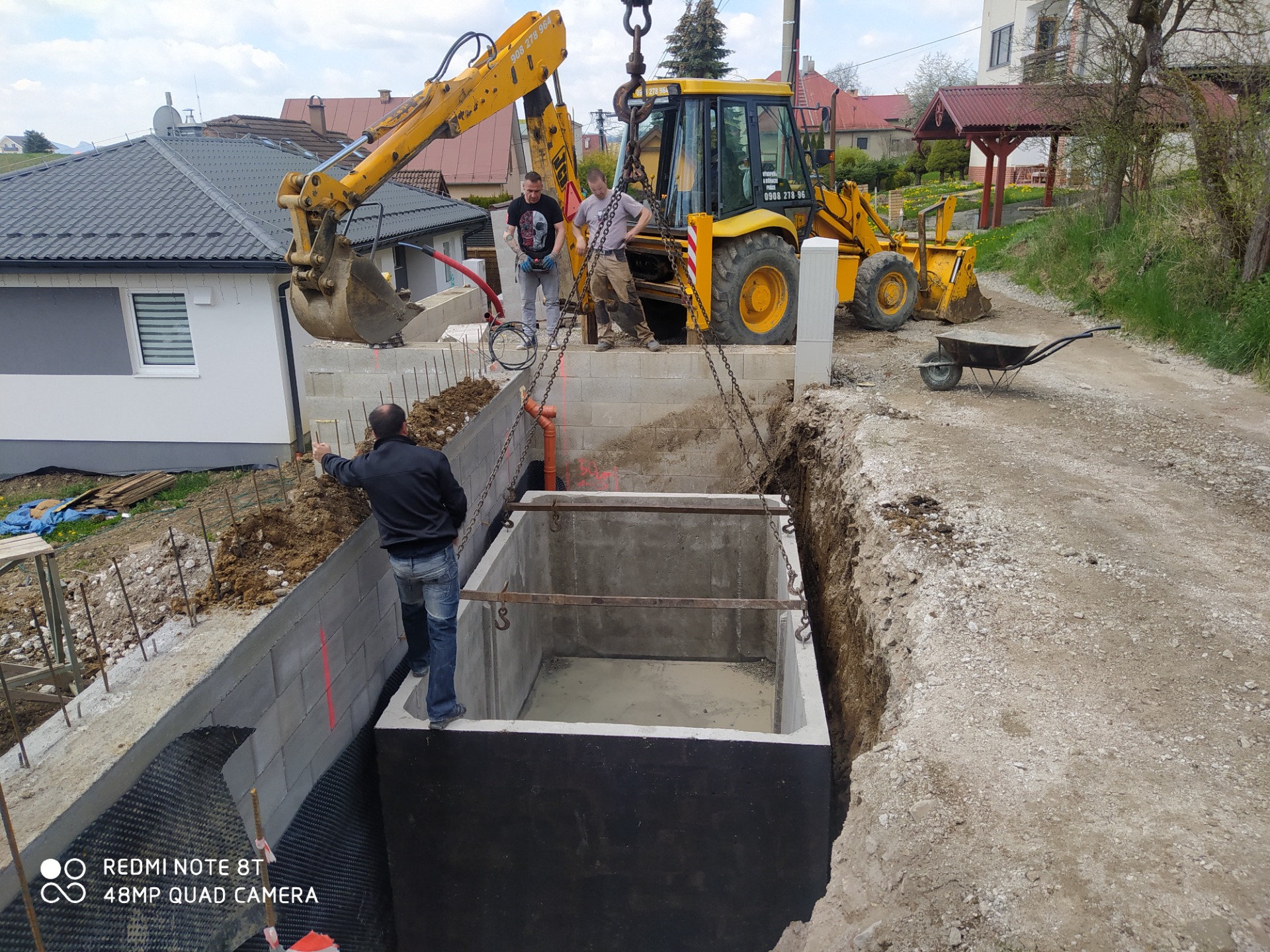 Osazení betonové jímky do připraveného výkopu