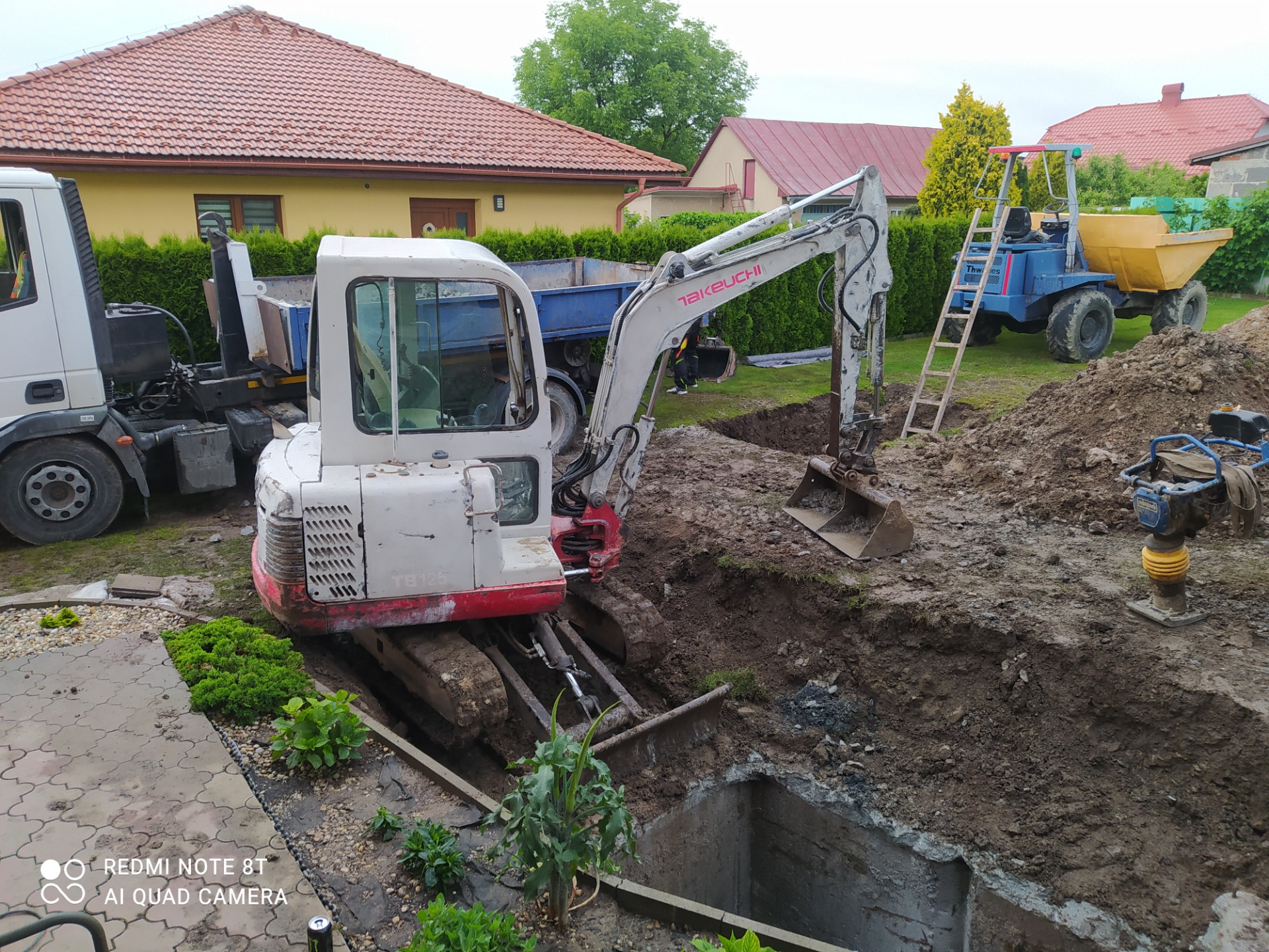 Moderní bagr a minibagr společnosti Rumana při realizaci zemních a výkopových prací v Brně, Ostravě, Olomouci a dalších městech České republiky.